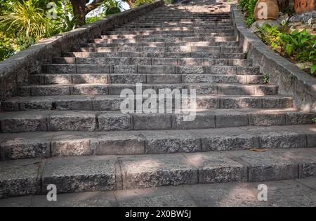 Ancien escalier en pierre dans un parc de la ville. Un large escalier en pierre. Marches abstraites, escaliers en ciment, large escalier en pierre souvent vu sur les monuments et landmar Banque D'Images