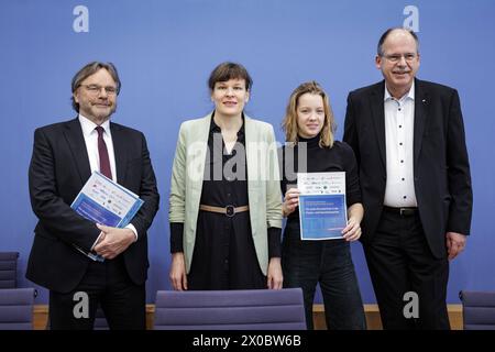 Michael Gross, Vorsitzender des Praesidiums des AWO-Bundesverbands, Stefanie Langkamp, Geschaeftsfuehrerin Politik der Klima-Allianz Deutschland, Carla Reemtsma, Fridays for future, und Stefan Koerzell, Mitglied des Geschaeftsfuehrenden Bundesvorstands des Deutschen Gewerkschen Gewerkschaftsbundes DGB, aufgenomenz, aufgenomenz, Kuwennen, Hautshenzenzenzenzen : Berlin, 11.04.2024. Berlin Deutschland *** L. R. Michael Gross, Président du Comité exécutif de l'Association fédérale de l'AWO, St. Banque D'Images