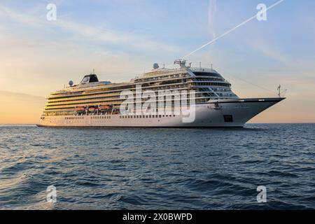 Dubrovnik, Croatie. 10 avril 2024 : premier arrêt de la saison pour le navire de croisière Viking Star dans le célèbre port croate. Ce beau navire de taille humaine est le premier navire de la classe éponyme des navires à passagers Viking Ocean Cruises. Viking Holdings a déposé un formulaire F-1 auprès de la Securities and Exchange Commission (SEC) avant son offre publique initiale prévue (IPO). La compagnie de croisière prévoit d'entrer à la Bourse de New York sous le ticker 'VIK' tandis que la construction des 6 prochains navires est accélérée et 4 navires supplémentaires sont en option. Crédit : Kevin Izorce/Alamy Live News Banque D'Images