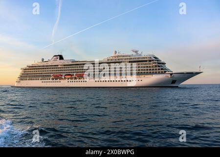 Dubrovnik, Croatie. 10 avril 2024 : premier arrêt de la saison pour le navire de croisière Viking Star dans le célèbre port croate. Ce beau navire de taille humaine est le premier navire de la classe éponyme des navires à passagers Viking Ocean Cruises. Viking Holdings a déposé un formulaire F-1 auprès de la Securities and Exchange Commission (SEC) avant son offre publique initiale prévue (IPO). La compagnie de croisière prévoit d'entrer à la Bourse de New York sous le ticker 'VIK' tandis que la construction des 6 prochains navires est accélérée et 4 navires supplémentaires sont en option. Crédit : Kevin Izorce/Alamy Live News Banque D'Images