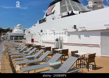 Dubrovnik, Croatie. 10 avril 2024 : premier arrêt de la saison pour le navire de croisière Viking Star dans le célèbre port croate. Ce beau navire de taille humaine est le premier navire de la classe éponyme des navires à passagers Viking Ocean Cruises. Viking Holdings a déposé un formulaire F-1 auprès de la Securities and Exchange Commission (SEC) avant son offre publique initiale prévue (IPO). La compagnie de croisière prévoit d'entrer à la Bourse de New York sous le ticker 'VIK' tandis que la construction des 6 prochains navires est accélérée et 4 navires supplémentaires sont en option. Crédit : Kevin Izorce/Alamy Live News Banque D'Images