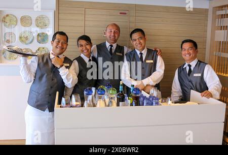 Dubrovnik, Croatie. 10 avril 2024 : équipage de service, serveurs lors du premier arrêt de la saison pour le navire de croisière Viking Star. Ce beau navire de taille humaine est le premier navire de la classe éponyme des navires à passagers océaniques Viking Cruises. Viking Holdings a déposé un formulaire F-1 auprès de la Securities and Exchange Commission (SEC) avant son offre publique initiale prévue (IPO). La compagnie de croisière prévoit d'entrer à la Bourse de New York sous le ticker 'VIK' tandis que la construction des 6 prochains navires est accélérée et 4 navires supplémentaires sont en option.crédit : Kevin Izorce/Alamy Live News Banque D'Images