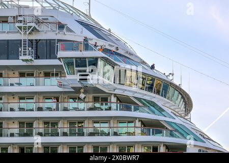 Dubrovnik, Croatie. 10 avril 2024 : premier arrêt de la saison pour le navire de croisière Viking Star dans le célèbre port croate. Ce beau navire de taille humaine est le premier navire de la classe éponyme des navires à passagers Viking Ocean Cruises. Viking Holdings a déposé un formulaire F-1 auprès de la Securities and Exchange Commission (SEC) avant son offre publique initiale prévue (IPO). La compagnie de croisière prévoit d'entrer à la Bourse de New York sous le ticker 'VIK' tandis que la construction des 6 prochains navires est accélérée et 4 navires supplémentaires sont en option. Crédit : Kevin Izorce/Alamy Live News Banque D'Images