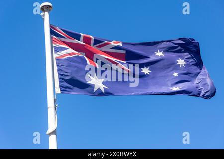 Drapeau australien sur mât de drapeau, Terralonga Street, Kiama, Nouvelle-Galles du Sud, Australie Banque D'Images