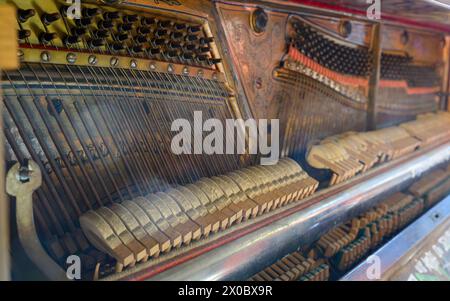 Intérieur d'un vieux piano cassé avec des marteaux défectueux Banque D'Images