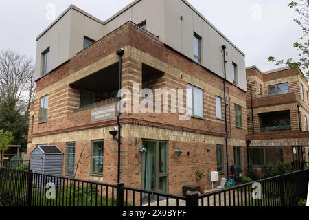 Londres, Royaume-Uni : 11 avril 2024 : le candidat libéral démocrate à la mairie de Londres Rob Blackie a lancé sa politique de logement dans un nouveau développement à Wallington par Sutton Living, une société de développement entièrement détenue par le Conseil de Sutton. Crédit : Andy Sillett/Alamy Live News Banque D'Images