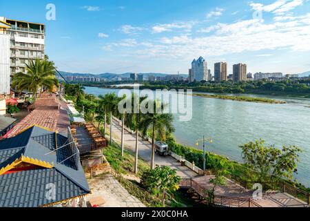 Rivière Lancang et bâtiments des deux côtés, paysage urbain de Xishuangbanna, Yunnan, Chine. Banque D'Images