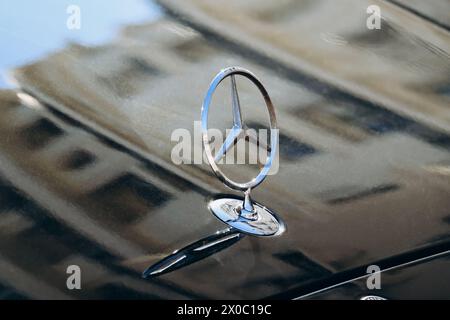 Monaco, Monaco - 20 janvier 2024 : gros plan d'un badge Mercedes sur une voiture à Monaco Banque D'Images