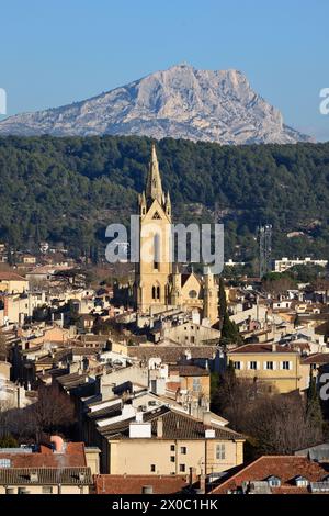 Vue aérienne sur Aix-en-Provence, le Mont ou montagne Sainte-victoire et la flèche de l'Eglise Saint-Jean-de-Malte Provence France Banque D'Images