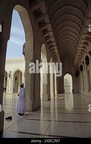 Sultan Qaboos Grande Mosquée Omani Man in Arcade (Riwaq) Muscat Oman Banque D'Images