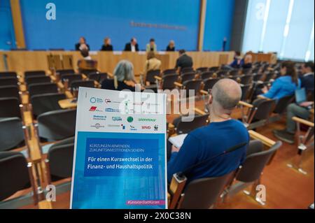 Bundespressekonferenz in Berlin am 11.04.2024 zum Thema Kuerzungen abwenden, Zukunftsinvestitionen sicherstellen : fuer einen Kurswechsel in der Finanz- und Haushaltspolitik mit im Hintergrund vlnr. Michael Gross, Vorsitzender des Praesidiums des AWO-Bundesverbands Carla Reemtsma, Fridays for future Stefan Koerzell, Mitglied des Geschaeftsfuehrenden Bundesvorstands des Deutschen Gewerkschaftsbundes DGB Stefanie Langkamp, Geschaeftsfuehrerin Politik der Klima-Allianz Deutschland Corinna Buschow, Moderin der Bebeferatz Bundesferentz und Bundesenz. IM Vordergrund Banque D'Images