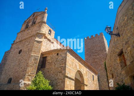 Église et tour médiévale. Trebago, province de Soria, Castilla Leon, Espagne. Banque D'Images