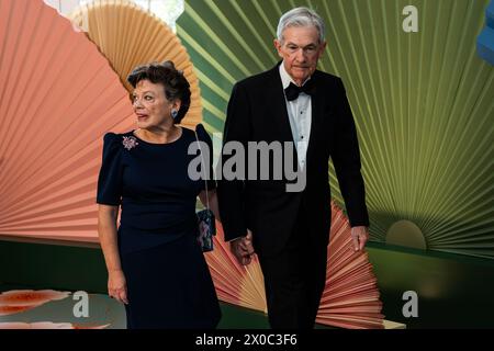 L'honorable Jerome Powell, Président de la réserve fédérale des États-Unis et MRS Elissa Leonard arrivent pour le dîner d'État organisé par le président des États-Unis Joe Biden et la première dame Dr Jill Biden honorant le premier ministre Kishida Fumio et Mme Yuko Kishida du Japon dans le quartier des libraires de la Maison Blanche à Washington, DC le mercredi 10 avril 2024. crédit : Tierney L. Cross/CNP/MediaPunch Banque D'Images