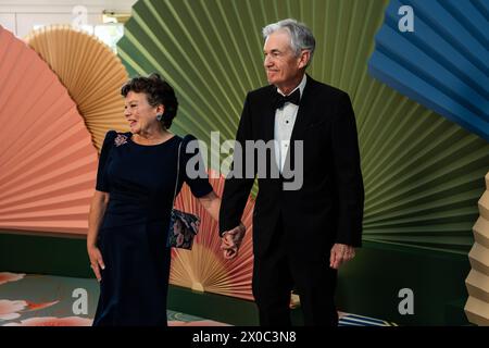 L'honorable Jerome Powell, Président de la réserve fédérale des États-Unis et MRS Elissa Leonard arrivent pour le dîner d'État organisé par le président des États-Unis Joe Biden et la première dame Dr Jill Biden honorant le premier ministre Kishida Fumio et Mme Yuko Kishida du Japon dans le quartier des libraires de la Maison Blanche à Washington, DC le mercredi 10 avril 2024. crédit : Tierney L. Cross/CNP/MediaPunch Banque D'Images