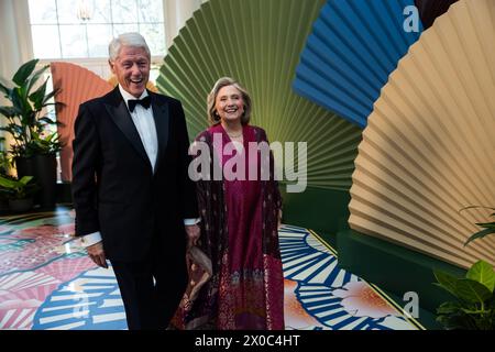 L'ancien président des États-Unis Bill Clinton et l'ancienne secrétaire d'État américaine Hillary Rodham Clinton arrivent pour le dîner d'État organisé par le président des États-Unis Joe Biden et la première dame Dr Jill Biden en l'honneur du premier ministre japonais Kishida Fumio et de Mme Yuko Kishida dans la zone des libraires du la Maison Blanche à Washington, DC, le mercredi 10 avril 2024. crédit : Tierney L. Cross/CNP/MediaPunch Banque D'Images