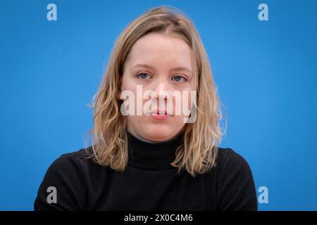 Kuerzungen abwenden, Zukunftsinvestitionen sicherstellen : für einen Kurswechsel in der Finanz- und Haushaltspolitik Carla Reemtsma, Fridays for future im Portrait in der Bundespressekonferenz zur Vorstellung des Thema Kuerzungen abwenden, Zukunftsinvestitionen sicherstellen: für einen Kurswechsel in der Finanz- und Haushaltspolitik, Berlin , 11.04.2024 Berlin Berlin Deutschland *** éviter les coupures, assurer les investissements futurs pour un changement de cap dans la politique financière et budgétaire Carla Reemtsma, Fridays for future en portrait lors de la conférence de presse fédérale sur la présentation du thème AVE Banque D'Images