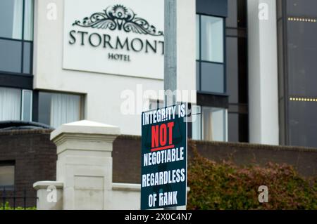 Belfast, Royaume-Uni 11 04 2024 D'anciens officiers du PSNI du groupe Blue Lights manifestent lors de l'événement du Policing Board. Affiches devant l'hôtel Stormont alors que ni Policing Board tient une réunion à Belfast Northern Ireland Credit : HeadlineX/Alamy Live News Banque D'Images