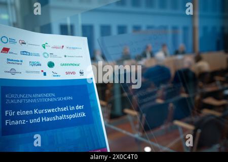 Kuerzungen abwenden, Zukunftsinvestitionen sicherstellen : für einen Kurswechsel in der Finanz- und Haushaltspolitik Bundespressekonferenz zur Vorstellung des Thema Kuerzungen abwenden, Zukunftsinvestitionen sicherstellen : für einen Kurswechsel in der Finanz- und Haushaltspolitik Berlin Berlin Deutschland *** assurer les investissements futurs pour un changement de cap dans la politique financière et budgétaire Conférence de presse fédérale sur la présentation du thème éviter les réductions, assurer les investissements futurs pour un changement de cap dans la politique financière et budgétaire Berlin Allemagne Banque D'Images