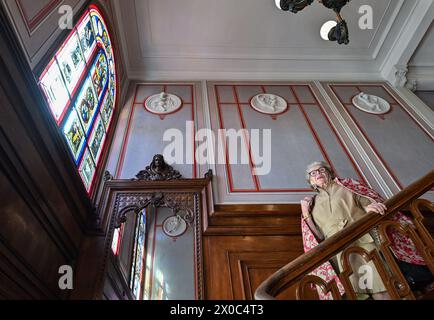 11 avril 2024, Brandebourg, Cottbus : Elke Comtesse von Pückler, un membre de la famille du comte, se tient dans l'escalier restauré du château de Branitz au Parc Musée Prince Pückler et à la Fondation du château Branitz (SFPM). Prince Pückler est connu comme un artiste de jardin, gastronomique et voyageur du monde entier. Cependant, l'amateur d'art était aussi un fan de couleur et de décoration. Il aimait présenter la précieuse décoration intérieure de son château de Branitz à ses invités. Après un an et demi de travaux de restauration, l’escalier avec ses précieux vitraux, vestibule et armurerie a été inauguré jeudi. La restora Banque D'Images