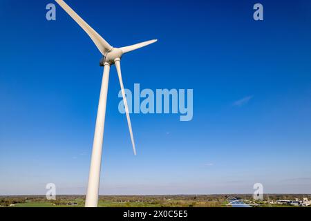 Vue panoramique des éoliennes, des installations de traitement de l'eau et de bioénergie et des panneaux solaires aux pays-Bas, partie de l'industrie durable néerlandaise Banque D'Images