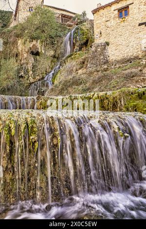 Chute d'eau d'Orbaneja del Castillo, point d'intérêt géologique, Orbaneja del Castillo, Village médiéval, Comarca del Páramo, Vallée de Sedano, Burgos, Banque D'Images