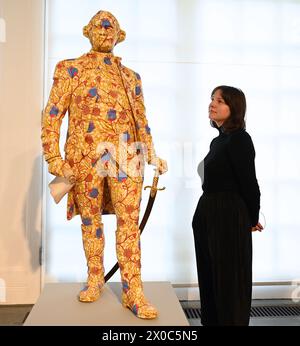 Première exposition institutionnelle solo présentée à Londres depuis plus de 20 ans avec deux nouvelles installations à grande échelle .Sanctuary City et War Library .Suspended States marque un retour pour l'artiste qui a exposé pour la première fois à Serpentine South en 1992 et en tant que participant à l'interview Marathon en 2006 .. Banque D'Images