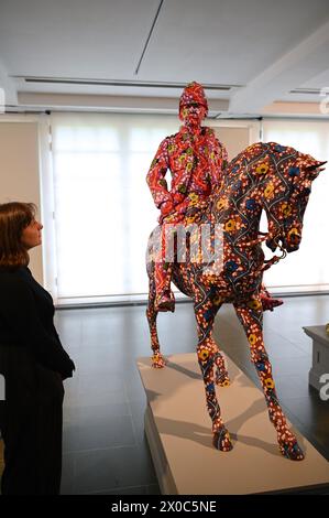 Première exposition institutionnelle solo présentée à Londres depuis plus de 20 ans avec deux nouvelles installations à grande échelle .Sanctuary City et War Library .Suspended States marque un retour pour l'artiste qui a exposé pour la première fois à Serpentine South en 1992 et en tant que participant à l'interview Marathon en 2006 .. Banque D'Images