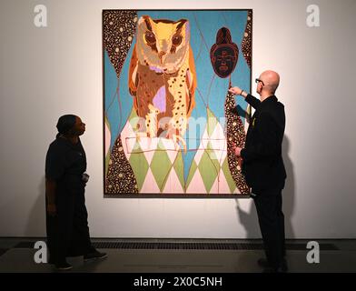 Première exposition institutionnelle solo présentée à Londres depuis plus de 20 ans avec deux nouvelles installations à grande échelle .Sanctuary City et War Library .Suspended States marque un retour pour l'artiste qui a exposé pour la première fois à Serpentine South en 1992 et en tant que participant à l'interview Marathon en 2006 .. Banque D'Images