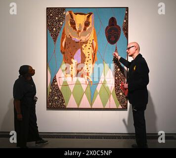 Première exposition institutionnelle solo présentée à Londres depuis plus de 20 ans avec deux nouvelles installations à grande échelle .Sanctuary City et War Library .Suspended States marque un retour pour l'artiste qui a exposé pour la première fois à Serpentine South en 1992 et en tant que participant à l'interview Marathon en 2006 .. Banque D'Images