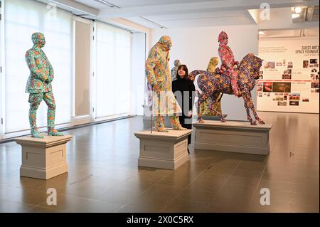 Première exposition institutionnelle solo présentée à Londres depuis plus de 20 ans avec deux nouvelles installations à grande échelle .Sanctuary City et War Library .Suspended States marque un retour pour l'artiste qui a exposé pour la première fois à Serpentine South en 1992 et en tant que participant à l'interview Marathon en 2006 .. Banque D'Images