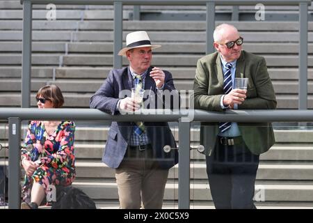 Les fans de course commencent à prendre place dans les tribunes avant la journée d’ouverture du Randox Grand National 2024 à l’hippodrome d’Aintree, Liverpool, Royaume-Uni, le 11 avril 2024 (photo Mark Cosgrove/News images) Banque D'Images
