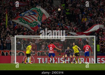 De gauche à droite, les joueurs Julian Ryerson (26 Borussia Dotmund), Koke (6 Atletico de Madrid), le gardien de but Kobel (Borussia Dotmund), Mats Hummels (Borussia Dotmund) et Samuel Lino (12 Atletico de Madrid) regardez le ballon qui sera joué lors de la première étape des quarts de finale de l'UEFA Champions League disputé au stade métropolitain de Madrid. Match de première manche pour les quarts de finale de l'UEFA Champions League joué au stade métropolitain de Madrid entre l'Atlético de Madrid et l'Allemand Borusia Dormund avec un score de 2 buts à 1 pour l'équipe locale avec des buts de Rodrigo de Paul Banque D'Images