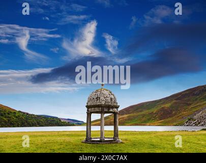 Temple de pierre du XVIIIe siècle à Luggala, sur le côté de Lough Tay dans le comté de Wiclow, Irlande Banque D'Images