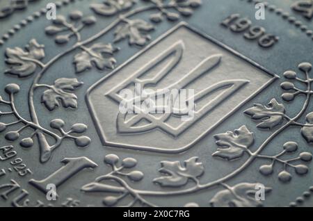 Photo macro d'une pièce ukrainienne. Blason ukrainien trident sur une pièce Banque D'Images