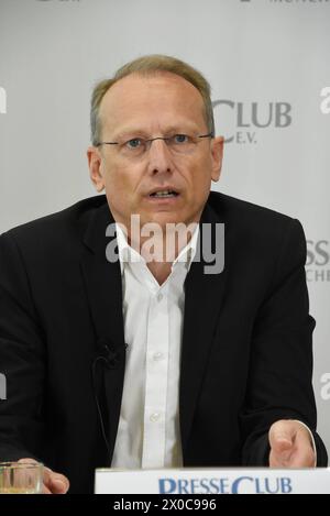 Bernhard Stiedl, Vorsitzender DGB Bayern Muenchen 11.04.2024 Presseclub gespraech-Gemeinsam fuer eine sozialvertraegliche Mobilitaetswende in Bayern Breites Buendnis aus AWO, VdK, DGB, IGM, Ver.di, EVG, ADFC, BN und VCD Muenchen *** Bernhard Stiedl, Chairman DGB Bavaria Munich 11 04 2024 Press Club discussion ensemble pour un redressement de la mobilité socialement responsable en Bavière large alliance entre AWO, VdK, DGB, IGM, Ver di, EVG, ADFC, BN et VCD Munich Banque D'Images