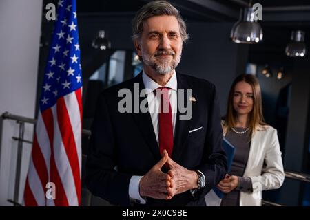 Le nouveau président des États-Unis vient aux journalistes et aux médias, pose pour les caméras après la victoire électorale. Joyeux politicien américain sourires et gestes lors de la diffusion en direct à la télévision. Conférence de presse Banque D'Images