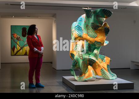 LONDRES, ROYAUME-UNI - 11 AVRIL 2024 : Tamsin Hong, commissaire des expositions, examine 'sculpture du vent en Bronze, IV, 2024, lors d'un appel photo pour l'exposition 'Suspended States' de Yinka Shonibare à Serpentine South à Londres, Royaume-Uni, le 11 avril 2024. La première exposition personnelle du travail de Shonibare dans une institution publique londonienne depuis plus de 20 ans explore les thèmes centraux des héritages du pouvoir colonial, des lieux de refuge et d’abri ainsi que l’impact écologique de la colonisation, l’héritage européen de l’impérialisme et les tentatives de paix qui en découlent. (Photo de Wiktor Szymanowicz/NurPhoto) Banque D'Images