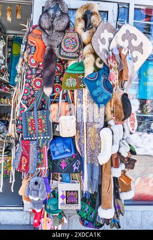 Almaty, Kazakhstan - 15 mars 2024 : boutique de souvenirs au marché local. Souvenirs et artisanat colorés kazakhs. Chapeaux nationaux traditionnels en cuir, feutre Banque D'Images