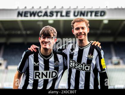USAGE ÉDITORIAL SEUL les fans de Newcastle United David Wilson (à gauche) et Ryan Gregson dévoilent les chemises haptiques de Sela qui permettront pour la première fois aux fans sourds de ressentir l'atmosphère de la foule à l'intérieur James' Park pour un match de premier League avec Tottenham Hotspur le samedi 13 avril. Date d'émission : jeudi 11 avril 2024. Banque D'Images