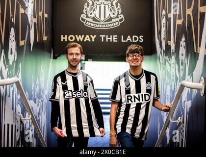 USAGE ÉDITORIAL EXCLUSIF les fans de Newcastle United David Wilson (à droite) et Ryan Gregson dévoilent les chemises haptiques de Sela qui permettront pour la première fois aux fans sourds de ressentir l'atmosphère de la foule à l'intérieur James' Park pour un match de premier League avec Tottenham Hotspur le samedi 13 avril. Date d'émission : jeudi 11 avril 2024. Banque D'Images