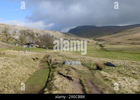 Crina Bottom Farm près de Fell Lane d'Ingleton à Ingleborough Mountain dans le Yorkshire Dales National Park, Angleterre, Royaume-Uni. Banque D'Images