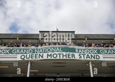 Courses dans le stand Queen Mother pendant la journée d'ouverture du Randox Grand National 2024 à l'hippodrome d'Aintree, Liverpool, Royaume-Uni, le 11 avril 2024 (photo de Mark Cosgrove/News images) Banque D'Images