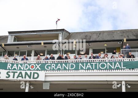 Courses dans le stand Queen Mother pendant la journée d'ouverture du Randox Grand National 2024 à l'hippodrome d'Aintree, Liverpool, Royaume-Uni, le 11 avril 2024 (photo de Mark Cosgrove/News images) Banque D'Images