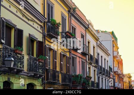 Cagliari centre historique bâtiments colorés façade avec volets en bois et balcons en fer dans l'île de Sardaigne, Italie. Banque D'Images