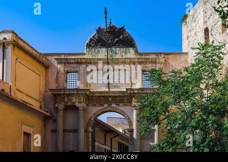 Cagliari porte historique de l'ancien Arsenal Royal - Portale ex Regio Arsenale - aujourd'hui entrée à la citadelle des musées dans l'île de Sardaigne, Italie. Banque D'Images