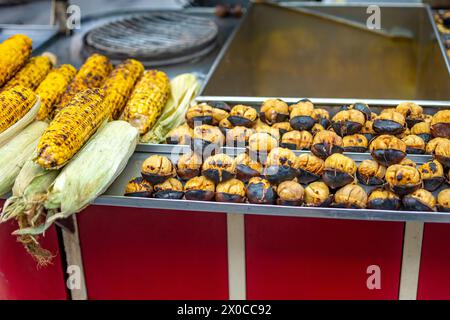 Châtaignes frites et maïs grillé dans la rue d'Istanbul, Turquie. Banque D'Images