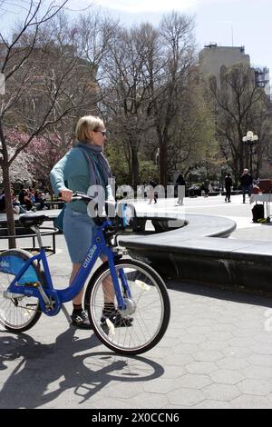 New York, New York, États-Unis. 8 avril 2024. Washington Square, quelques heures avant l'éclipse solaire. (Crédit image : © John Marshall Mantel/ZUMA Press Wire) USAGE ÉDITORIAL SEULEMENT! Non destiné à UN USAGE commercial ! Banque D'Images