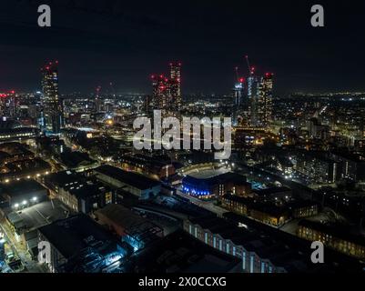 Image aérienne / drone prise depuis Spinningfields, donnant sur le centre-ville de Manchester la nuit Banque D'Images