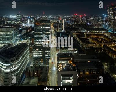 Image aérienne / drone prise depuis Spinningfields, regardant Quay Street et hors du centre-ville de Manchester la nuit Banque D'Images