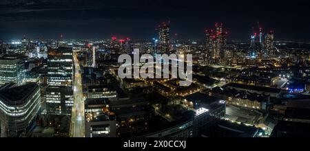 Image panoramique aérienne / drone prise depuis Spinningfields, donnant sur le centre-ville de Manchester la nuit Banque D'Images